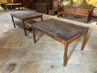 deux tables et un banc dans une pièce où est accroché un tableau au mur