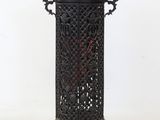 paire de bougeoirs anciens en fonte au motif ouvragé