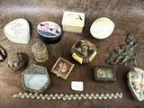 beaucoup d'objets anciens qui traînent par terre
