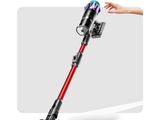 une personne qui utilise un aspirateur sans fil pour nettoyer le sol