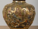 un vase avec un tableau posé sur une table