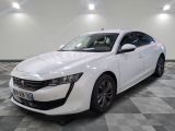la photo d'une voiture blanche garée dans un garage