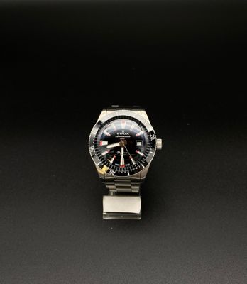 gros plan d'une montre sur une surface noire avec un fond noir