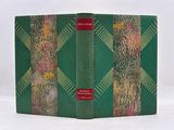 un livre vert avec la photo d'une femme sur la couverture
