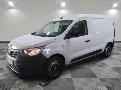 la camionnette blanche est garée sur un sol carrelé en damier