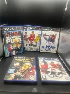 trois jeux vidéo posés les uns à côté des autres sur une table