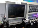 une photo d'un bureau d'ordinateur sur lequel sont posées de nombreuses bouteilles