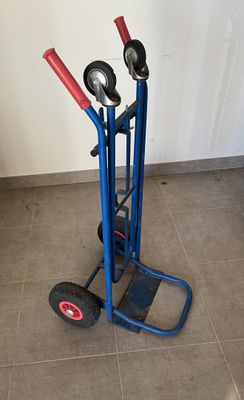 un diable bleu à deux roues muni d'une poignée rouge
