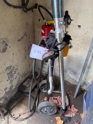 une photo d'une petite machine située dans un coin d'un bâtiment