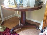 une petite table sur laquelle est posée une lampe, dans une pièce