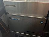 un réfrigérateur argenté et un plan de travail argenté dans une cuisine