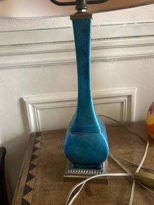 une lampe posée sur une table sur laquelle se trouve une lampe