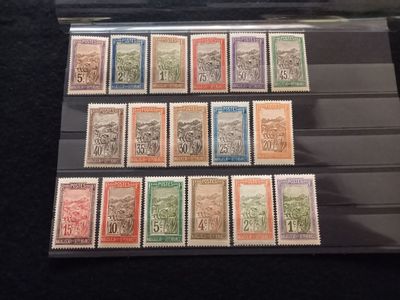 beaucoup de timbres dans une boîte posée sur la table
