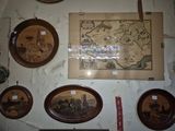 il y a beaucoup de photos accrochées au mur de cette pièce