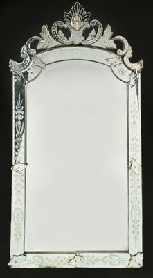 un miroir richement décoré, avec un cadre blanc sur fond noir