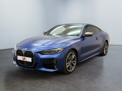 une BMW GLE Coupé bleue garée dans un showroom