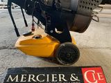 un gros plan d'une machine posée au sol près d'un panneau