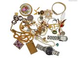 une pile de bijoux assortis sur une surface blanche