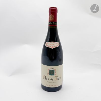 une bouteille de vin posée sur une table