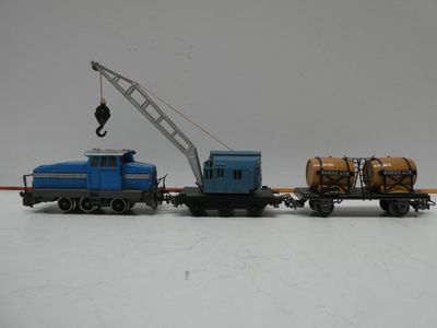 un petit train avec une grue à l'arrière