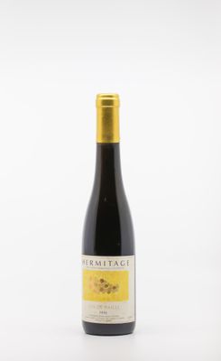 une bouteille de vin posée sur une table blanche