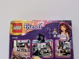 Le coffret Lego Friends se trouve dans la boîte posée sur la table.