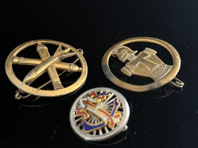 [Militaria]. LOT de deux insignes comprenant :