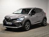 Le nouveau SUV Renault C-HR est garé dans le garage.