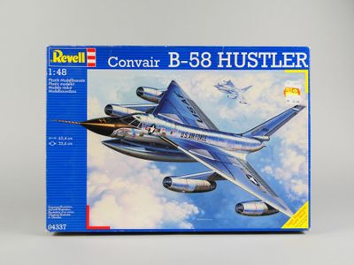 la maquette d'un jet bleu et blanc se trouve dans une boîte