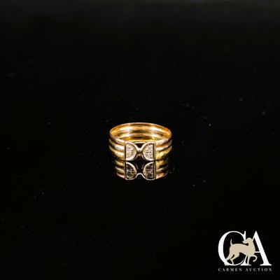 gros plan d'une bague en or sur une surface noire