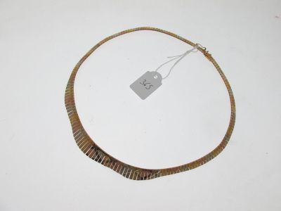 un collier muni d'une étiquette, posé sur une table