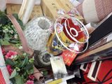 un tas d'objets divers posé sur une pile de livres