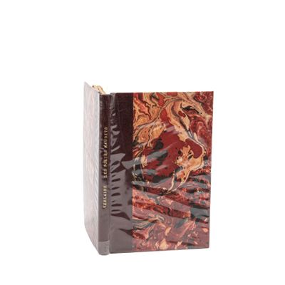 une image représentant un livre posé sur une table