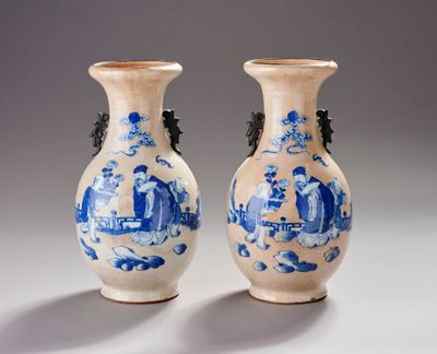 paire de vases bleus et blancs posés sur une table
