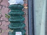 un morceau de grillage vert posé par terre