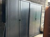 une armoire métallique dans un garage, dont la porte est ouverte