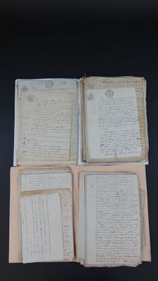 plusieurs vieux papiers empilés les uns sur les autres sur une table