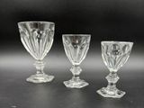 trois verres posés les uns à côté des autres sur une table