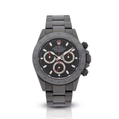 La montre est noire et présente un cadran noir.