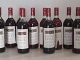 six bouteilles de vin sont alignées sur une table