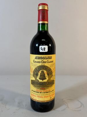 une bouteille de vin posée sur une table
