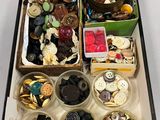 une boîte remplie de boutons de toutes sortes