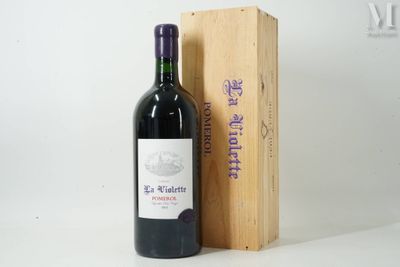 une bouteille de vin posée à côté d'une caisse en bois