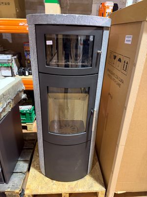 un poêle noir posé sur une palette dans un magasin