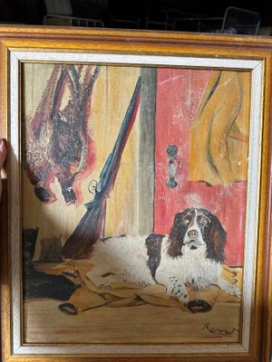 quelqu'un tient un tableau représentant un chien devant une porte