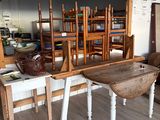 une table et des chaises dans une pièce avec du parquet