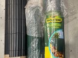 deux rouleaux de plastique noir et un rouleau de plastique noir