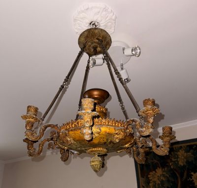 un lustre suspendu au plafond