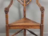 une vieille chaise en bois avec une assise en bois sur fond gris