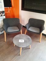 2 fauteuils en bois et tissu gris